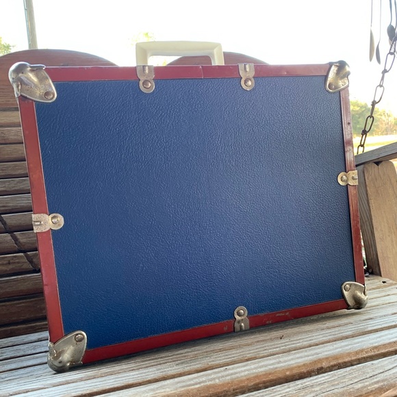 BEAUTIFUL ANTIQUE 1950’s RED WHITE and BLUE HARDSIDE CASE.  $120 OBO - Picture 14 of 15